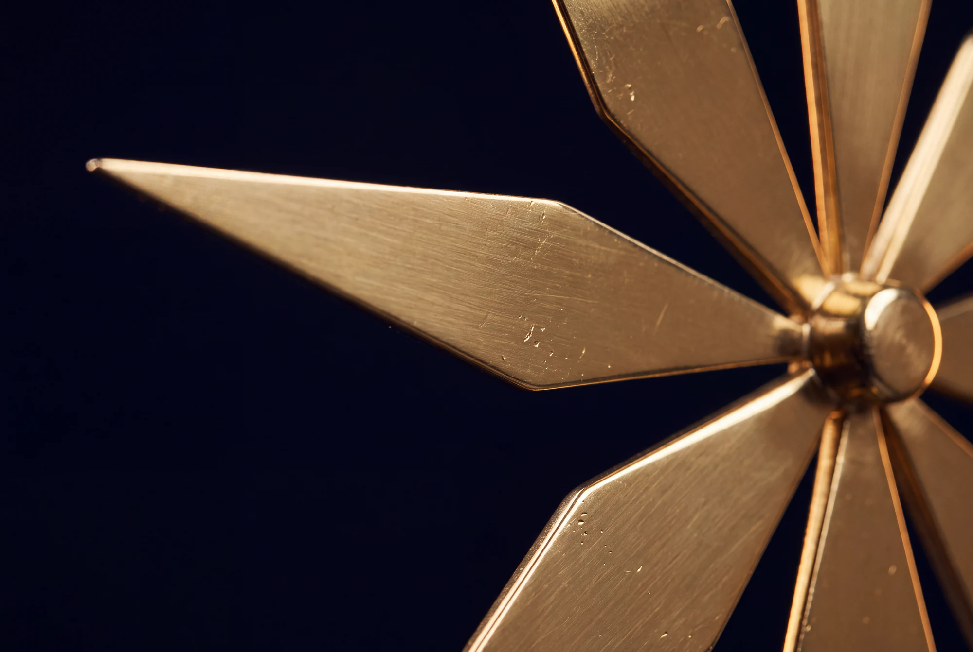 Close-up of the gold StarBloom: polished rays meeting at the centre